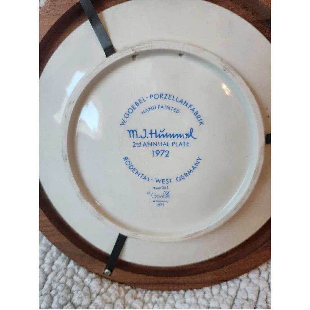 MJ Hummel 1972 2nd Annual Plate hand paint child ceramic plate and wooden frame